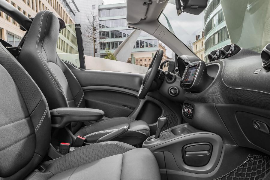 Интерьер Smart ForTwo Cabrio Xclusive by Brabus 2016 года  (фото 9 из 10)